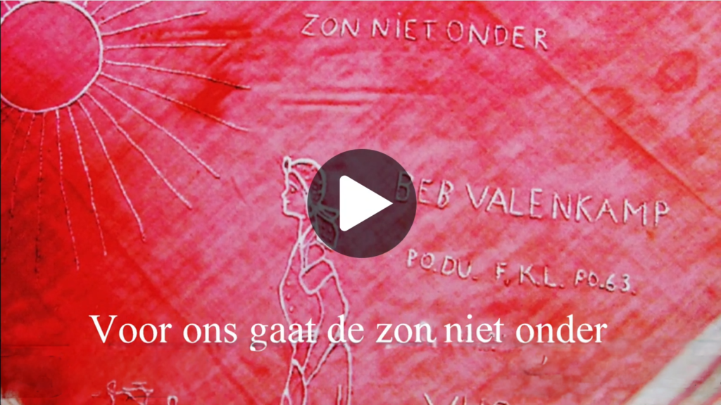 Geborduurde zakdoek met de titel Voor ons gaat de zon niet onder